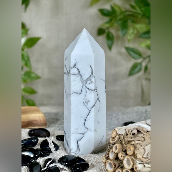 2172 Howlite Crystal Point - Picture 6 of 12